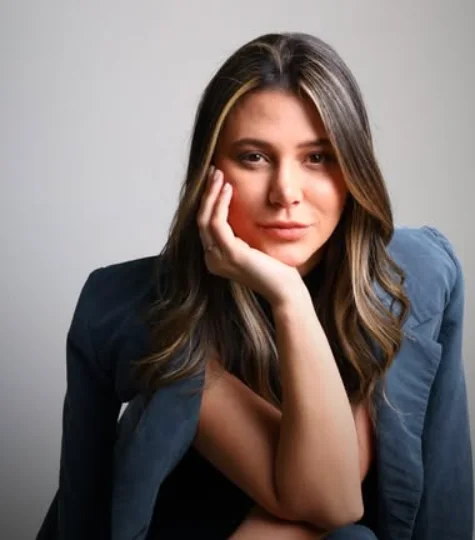 Dra. Bárbara Lima, biomédica esteta, em retrato com fundo cinza