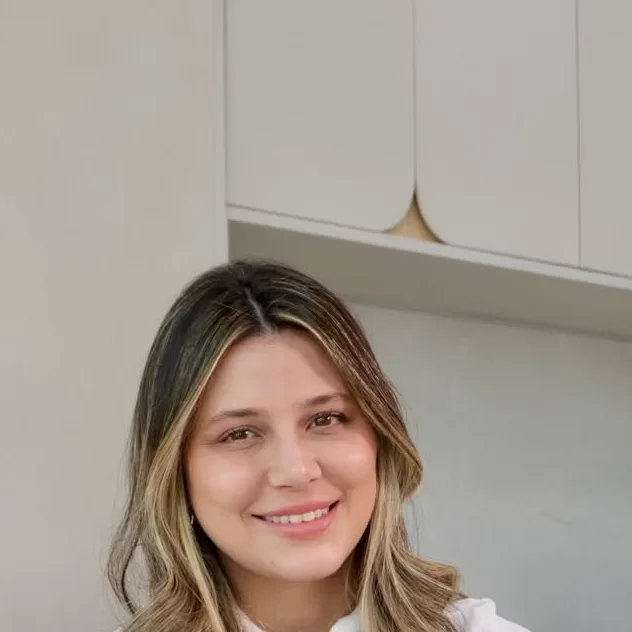 Dra. Bárbara Lima sorrindo no consultório